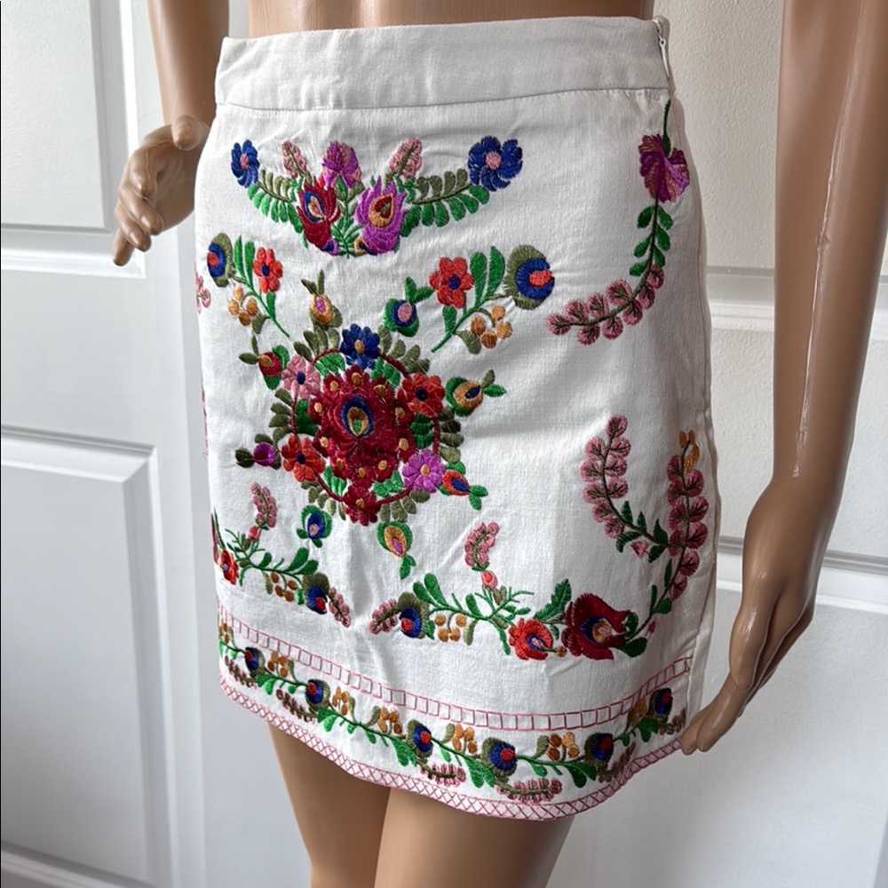 Selfie Leslie 🌺 adorable embroidered floral white mini Skirt XS